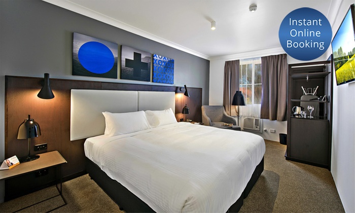 Sydney: Up to Three-Night Stay for Two People with Drinks and Option for Breakfast at Quality Hotel CKS Sydney Airport