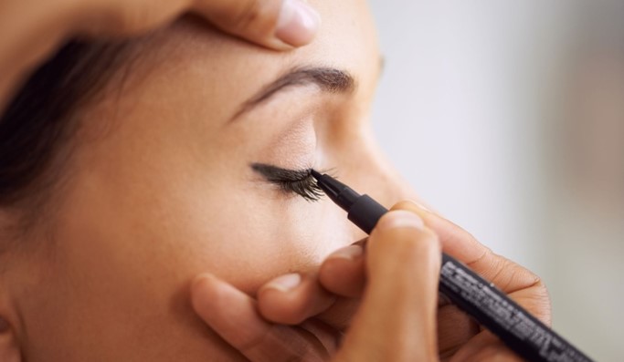 Semi-Permanent Make-Up: Top ($99) + Bottom Eyeliner ($149), or Eyebrow Microblading ($149) at Le Healing Clinic