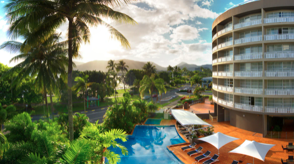Book a staycation at DoubleTree by Hilton Tropical Cairns Escape with Daily Breakfast & A$100 Dining Credit!