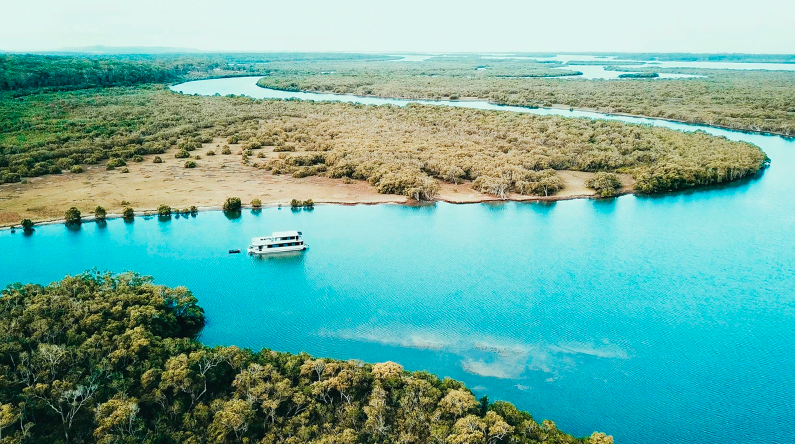 Enjoy the tranquil beauty of Queensland’s glistening waterways at this Luxurious Gold Coast Houseboat Escape with Rooftop Lounge for $2,299!